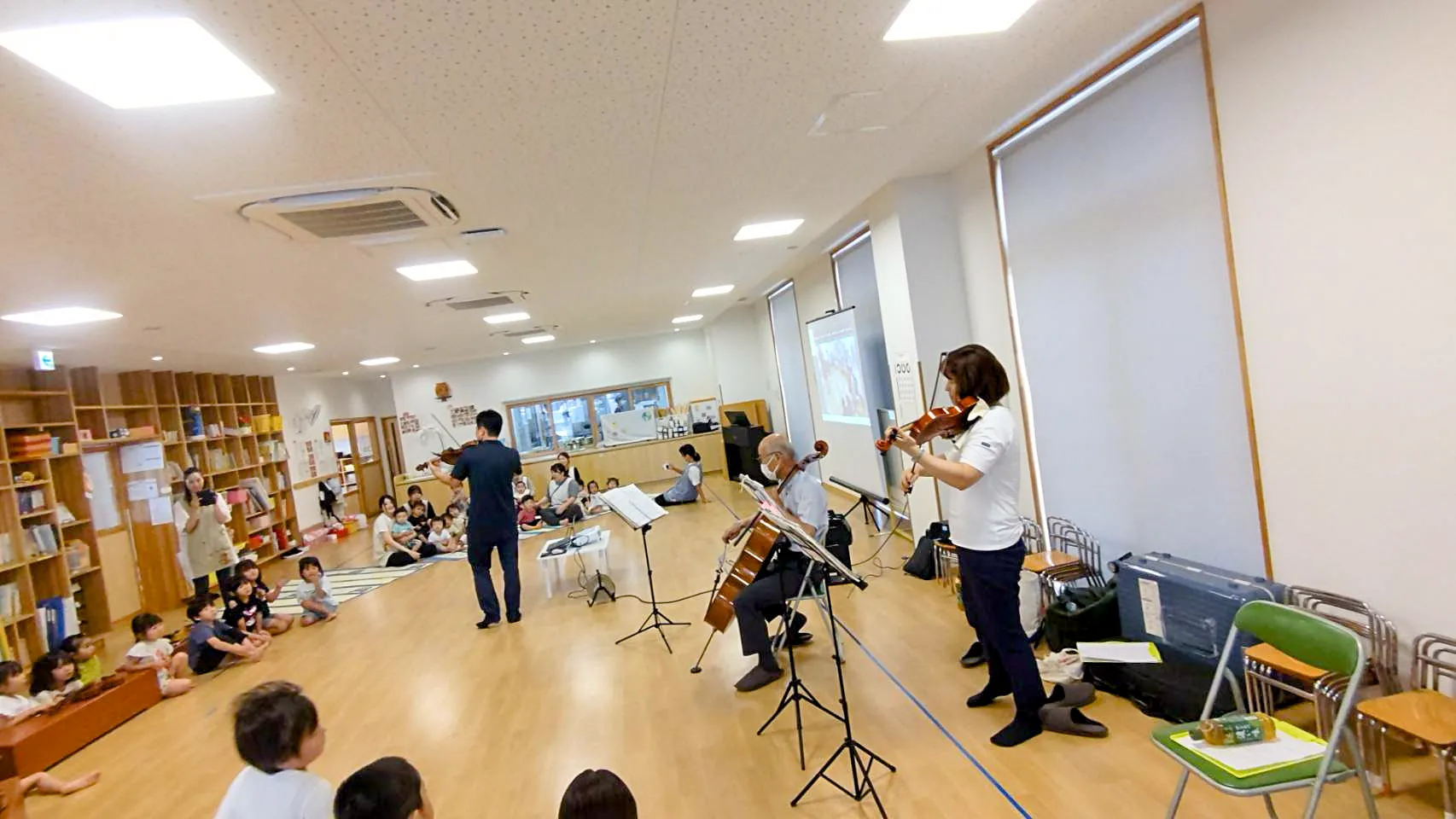 『見て触って音を出してみようバイオリン教室＆県立大学生とのオンライン・コラボレーション』を開催